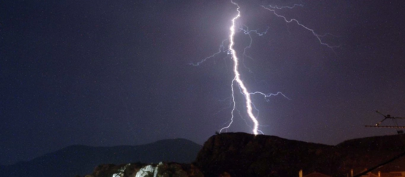 Αμέτρητοι κεραυνοί έπεσαν στο Μεσολόγγι - Έγινε η νύχτα... μέρα (βίντεο)